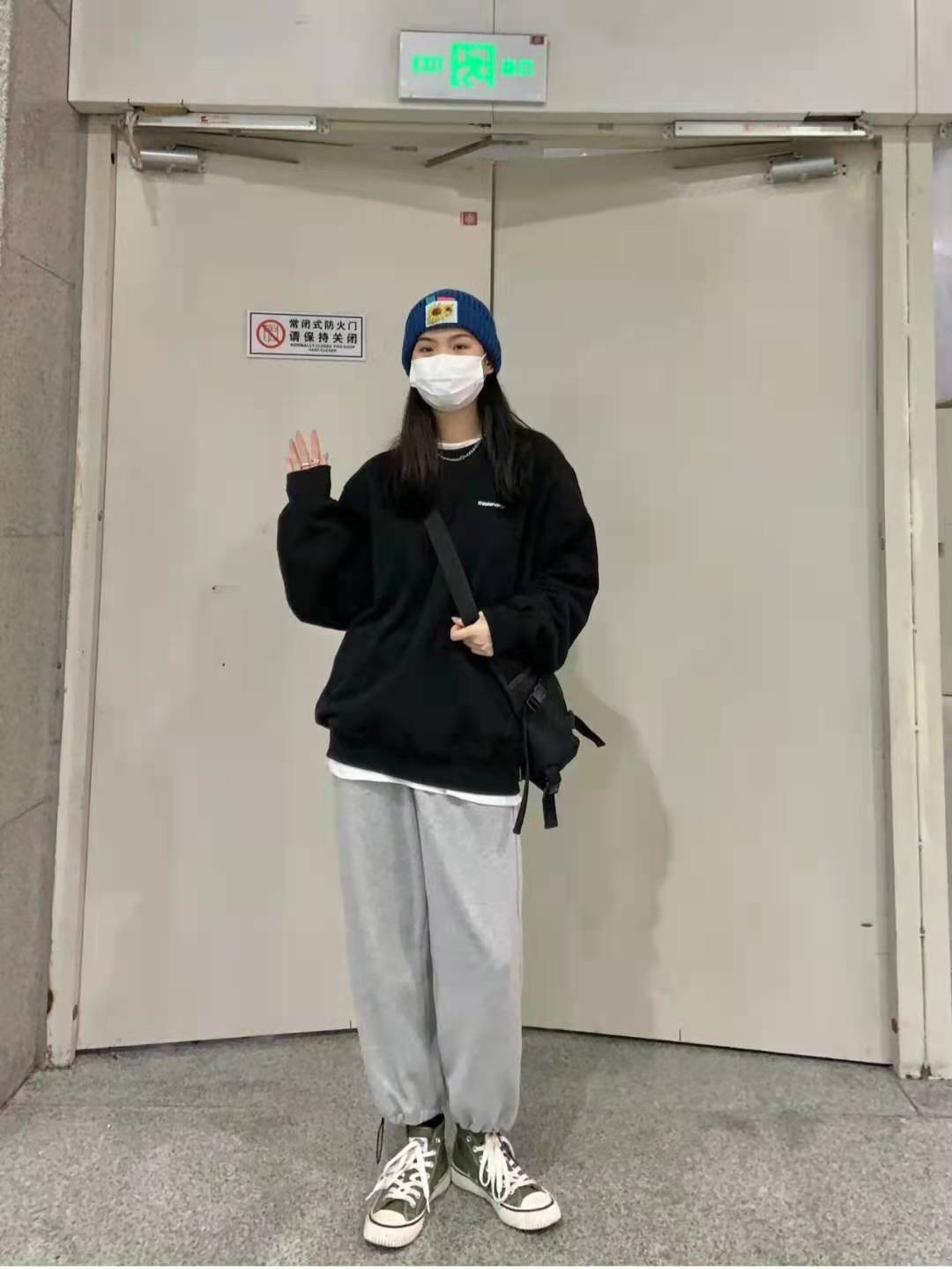 黑色上衣配什么颜色的裤子