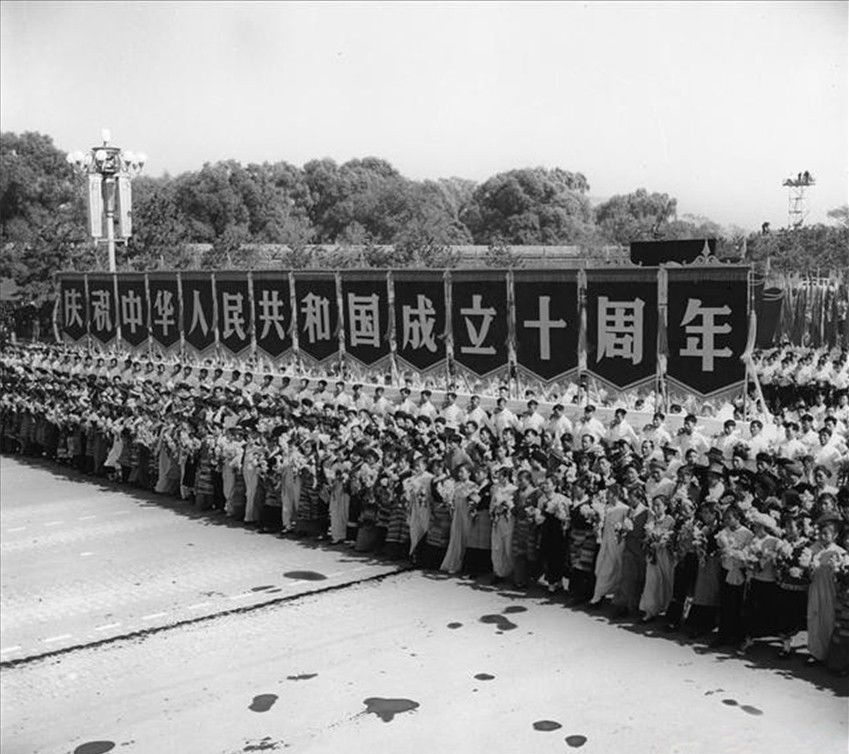 1959年人民大会堂国宴，在宴会厅天花板上，为何藏着50个黑衣人