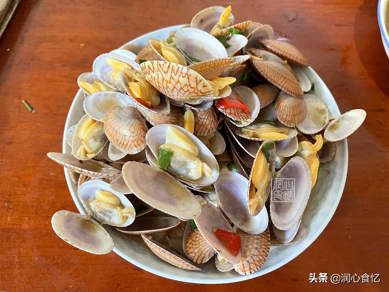 晒我家中秋节的10菜1汤，在朋友圈火了，网友：吃不起，家里没矿
