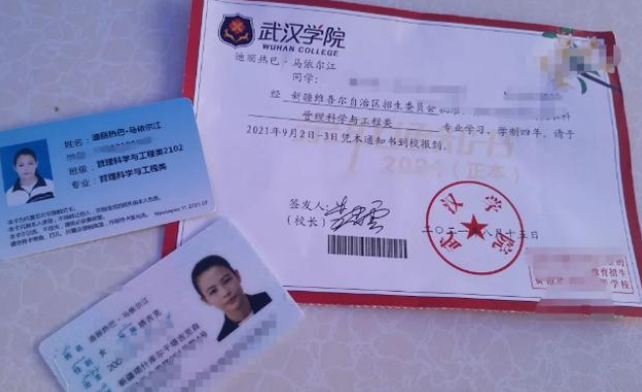 武汉学院迎来“明星女孩”，长相姓名同撞迪丽热巴，犹如复制粘贴