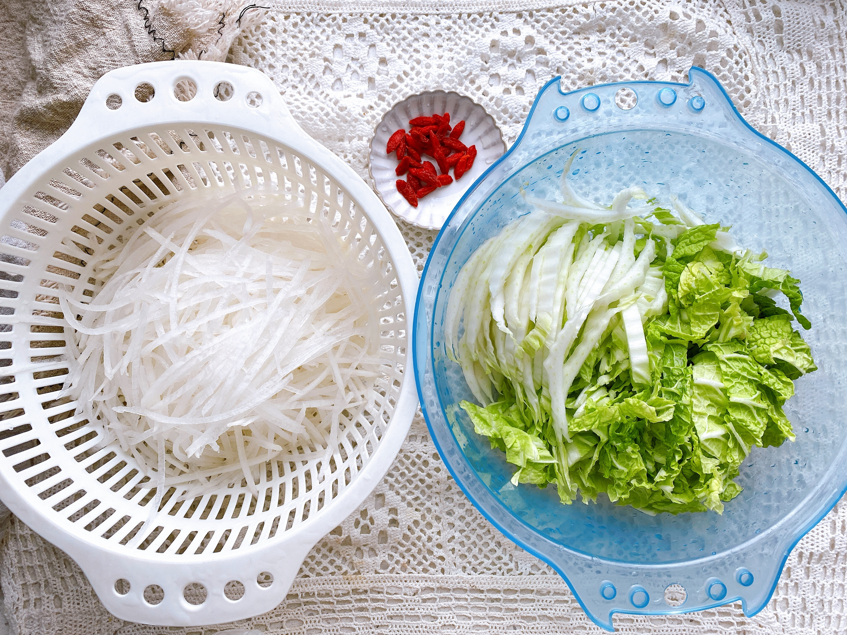 冬天要多喝这“2白汤”，荤素搭配，汤色浓白不油腻，10分钟完成