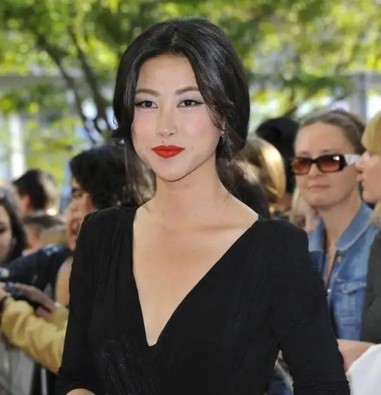 中国最漂亮女生第一名(她被誉为"中国第一美",爷爷是开国少将,一张