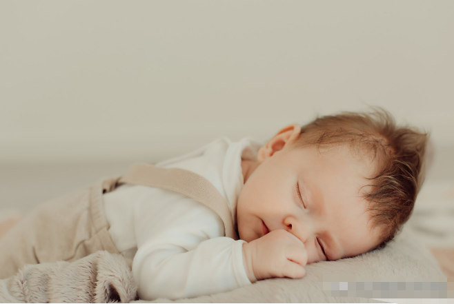 宝宝睡觉打呼噜怎么办？小儿睡眠时发出呼噜声的原因及处理方法