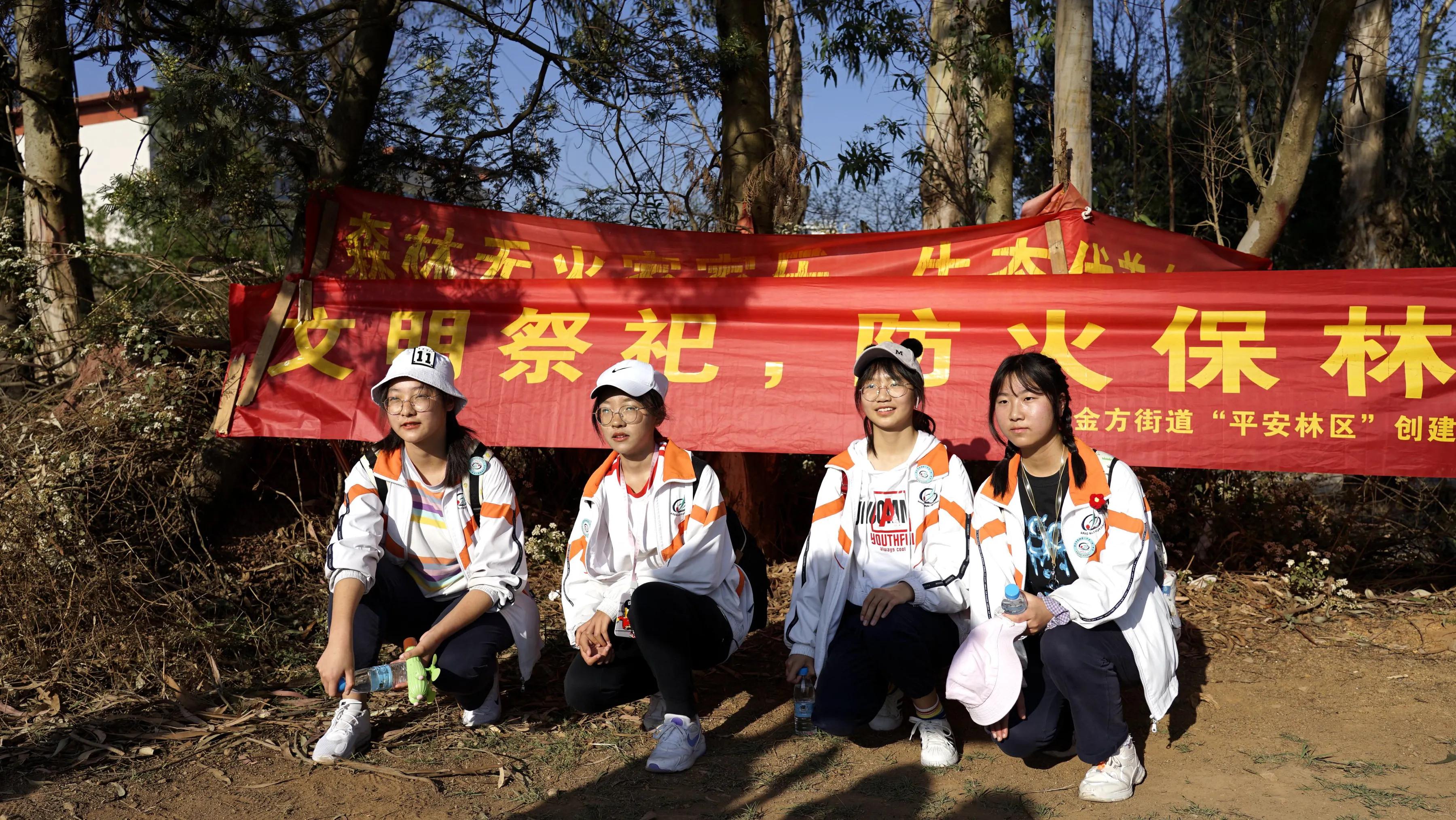 35里，昆钢一中学子用“脚”上了堂思政课