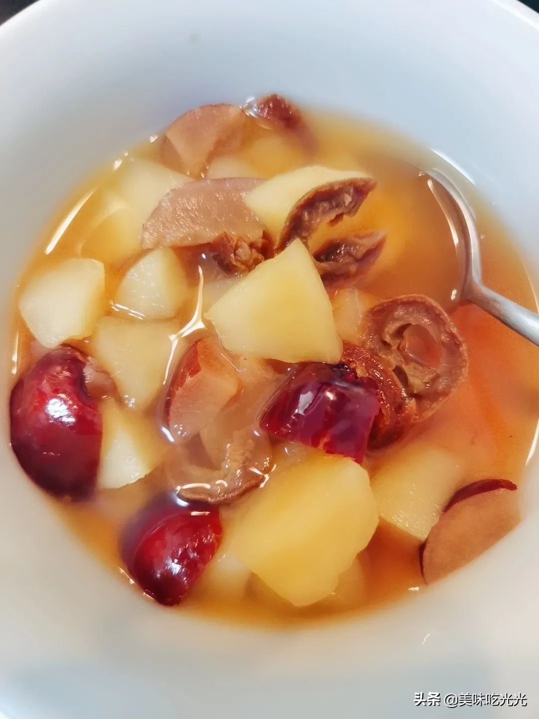 苹果红枣山楂汤的功效(苹果山楂红枣汤,增强肠胃蠕动,减肥又营养)