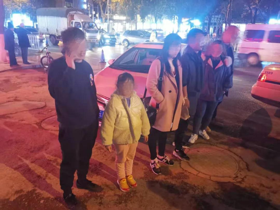 车辆多拉载一个小孩不算超员吗？戳进来看看答案 </p><p>　　 知危险 会避险