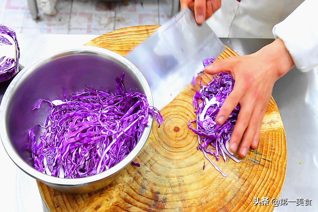 凉拌紫甘蓝，到底用不用焯水？大厨教你正确做法，紫甘蓝脆爽不黑