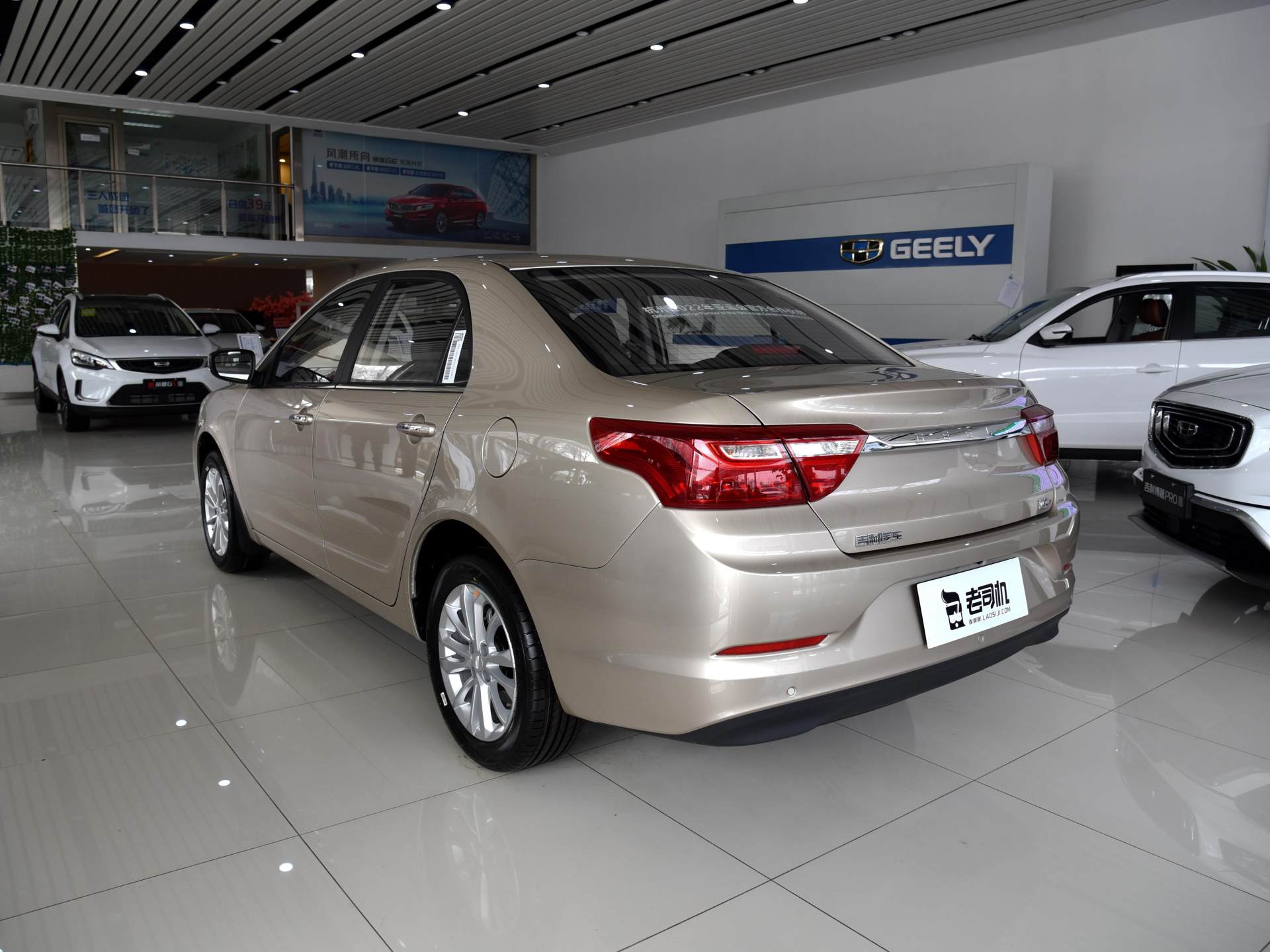 综合油耗仅6.1L/100km自主家用好推荐 实拍远景