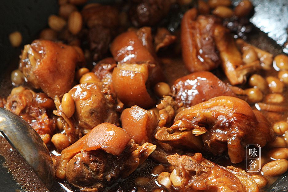 猪身上最美味的部位，和花生一起焖，鲜香营养，女人下饭男人下酒