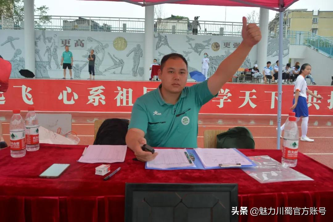 四川省江油中学:雨中足球赛开踢!“足球少女”太帅了