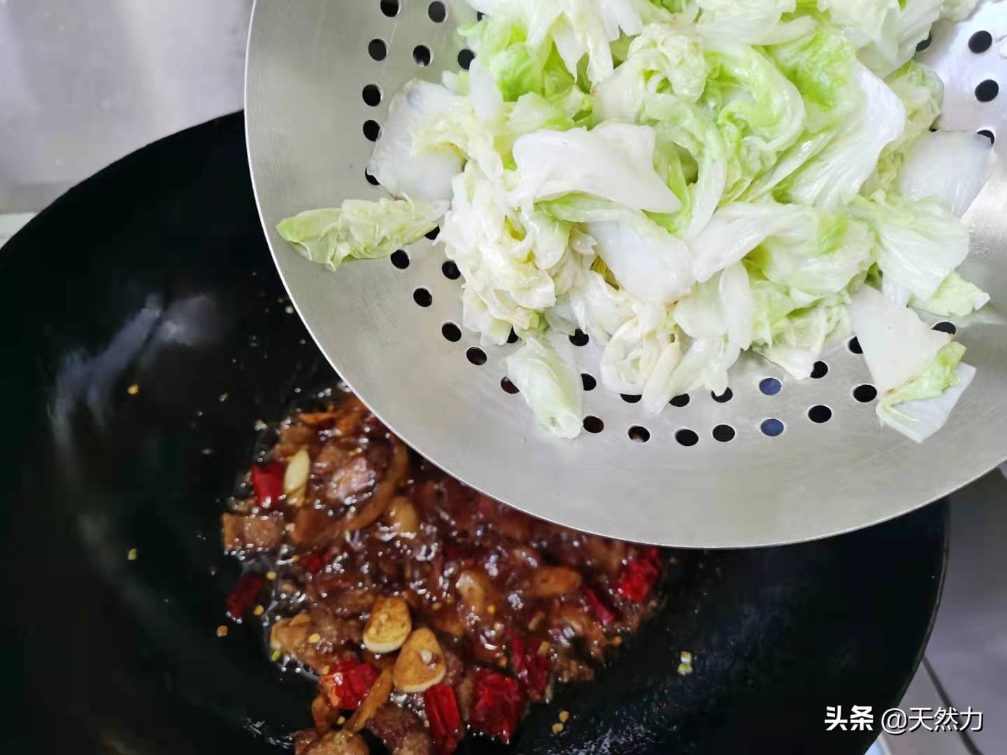 白菜猪肉炒粉条，酒店的做法，家常的味道，简直太美味了