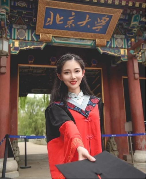 北大校花“神仙”颜值让人沦陷，意外走红，评论区网友并不买账