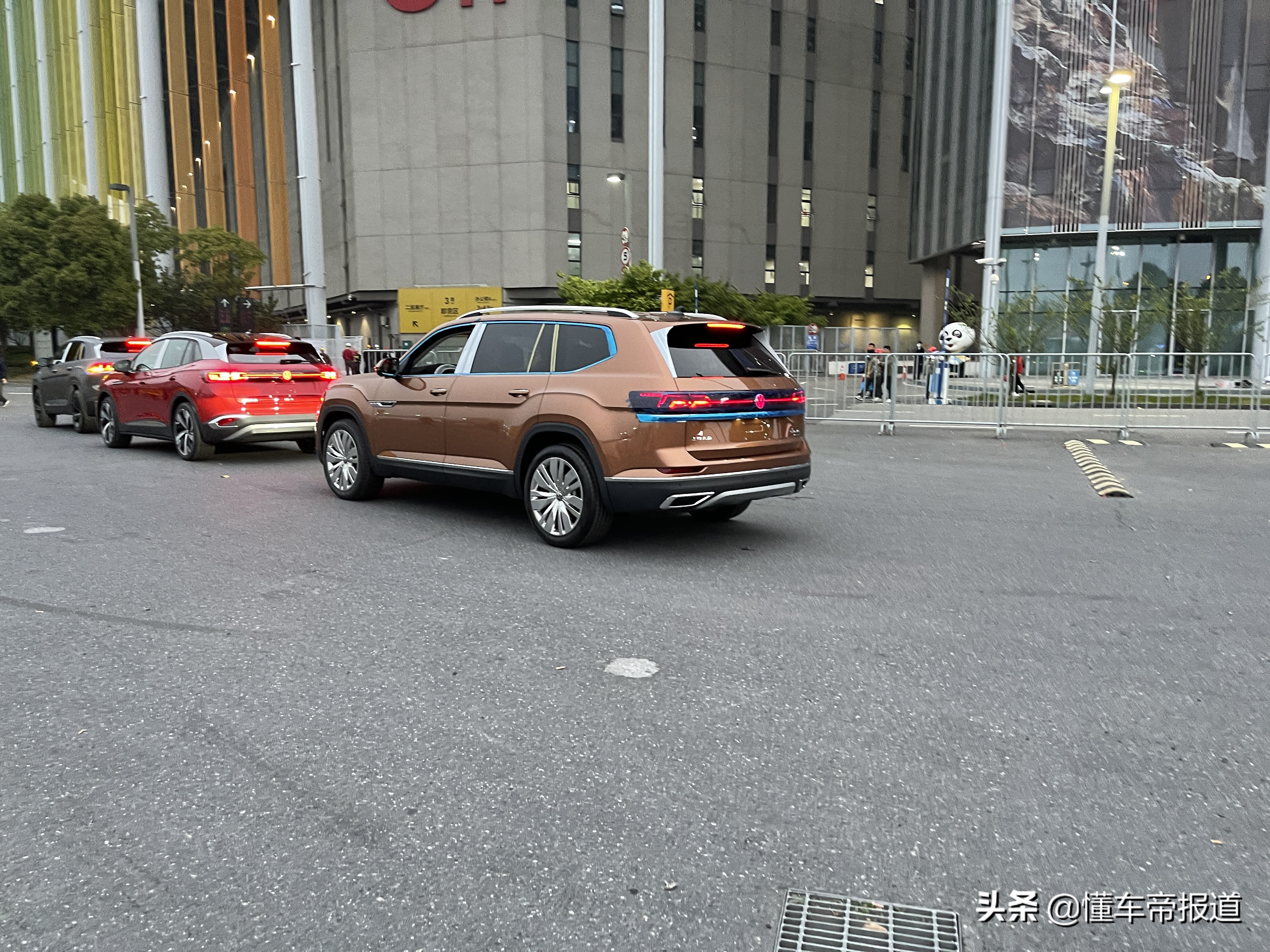 探馆 | 换装贯穿式尾灯组，大众新款途昂实车曝光，上海车展上市