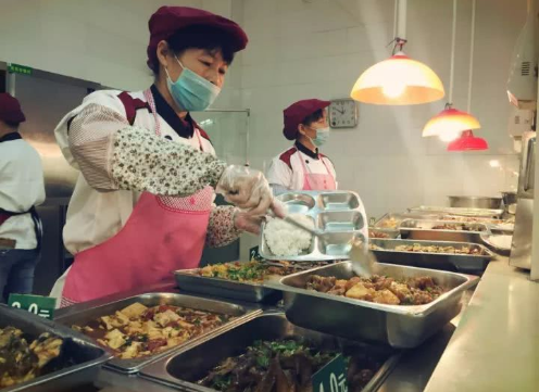 大学食堂标语“大盘点”，看着很是犀利，学生直言全是套路