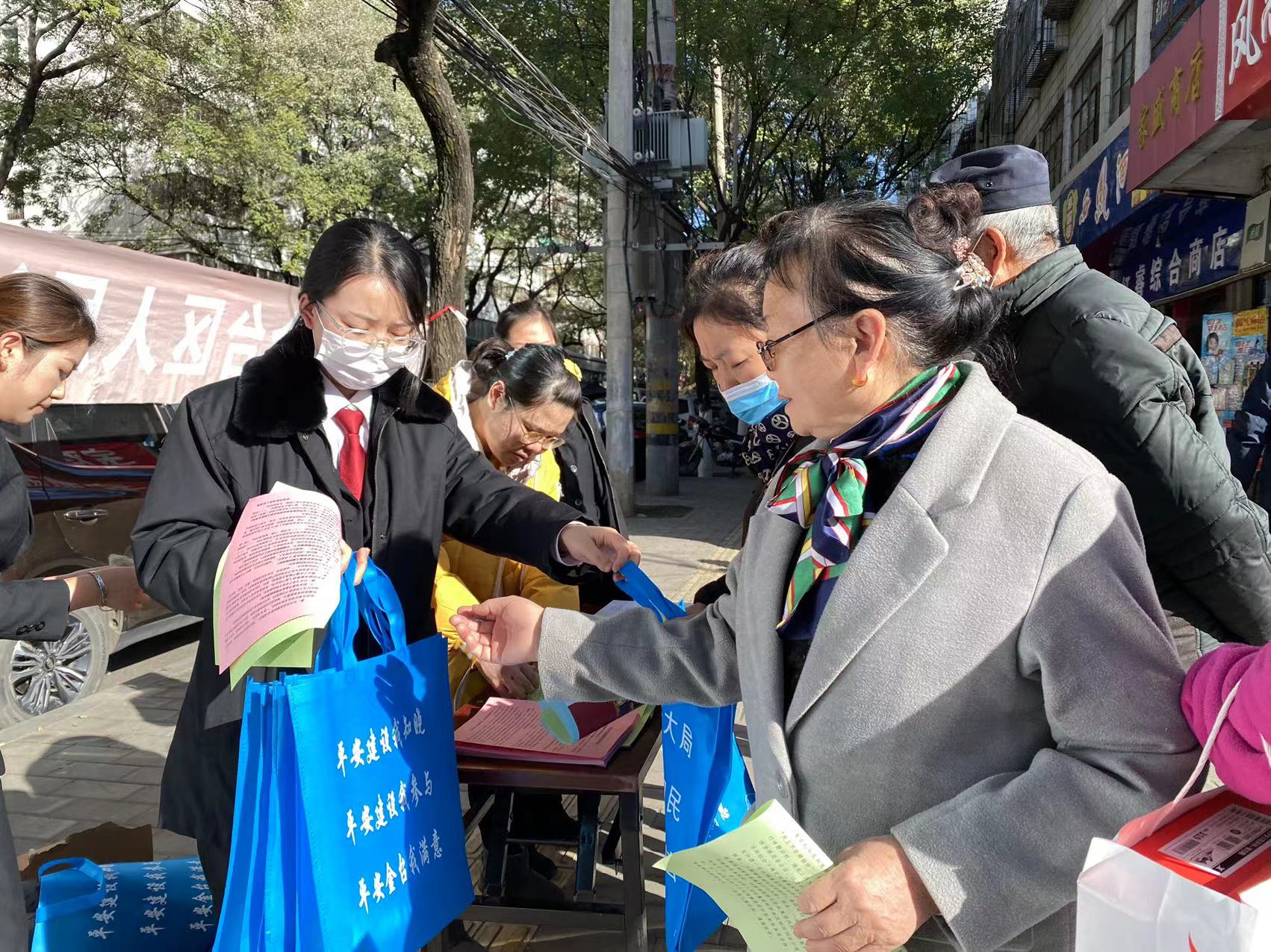 宝鸡市金台区法院：平安建设进社区 普法宣传暖民心