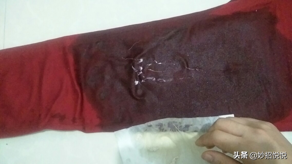 才知道衣服上的口香糖，最怕“橡皮擦”，一泡一擦立马干净不留痕