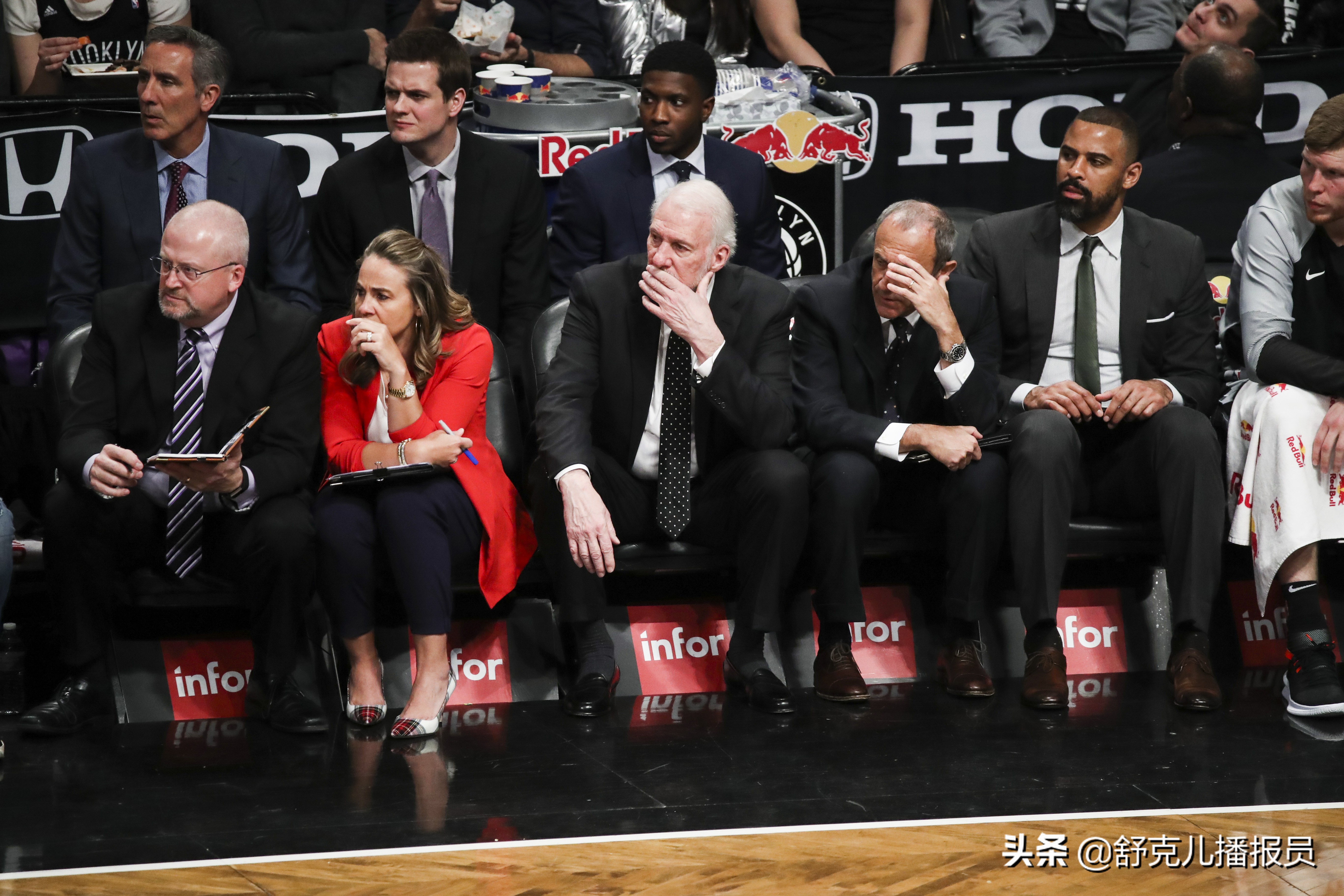 nba年薪为什么没有足球高(NBA球队每年开销是多大，很多在亏损，为何老板还乐此不疲砸钱？)