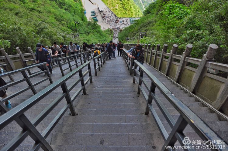 玉壶峰下松涛起，天界佛国掸尘埃！走遍千山万岭，唯天门山独有
