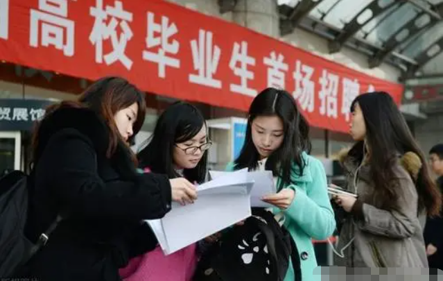 孩子考上211大学，妈妈朋友圈晒“录取通知书”，反而惹一肚子气