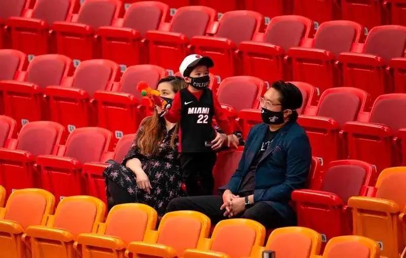 美国nba为什么可以看球了(NBA允许观众现场看球，防疫怎么做？热火：神犬报道！)