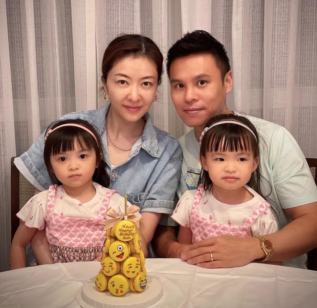 郭可颂晒全家福为熊黛林庆生，双胞胎女儿可爱出镜，夫妻甜蜜依偎