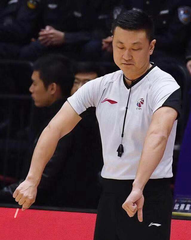 nba进球为什么裁判很淡定(这么精彩的对决却因裁判而失去意义，姚明为什么还能如此淡定？)