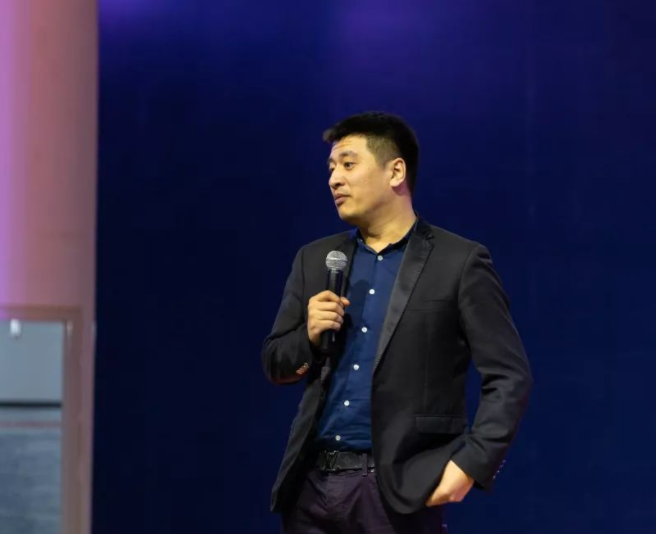 曾经红极一时的张雪峰，为何在这两年销声匿迹？只因被迫公开道歉