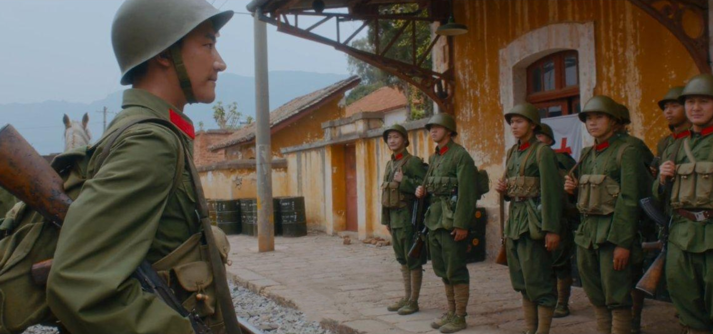 近代战争中，士兵的腿上为何要缠上绑腿？小小一条布带，作用真多