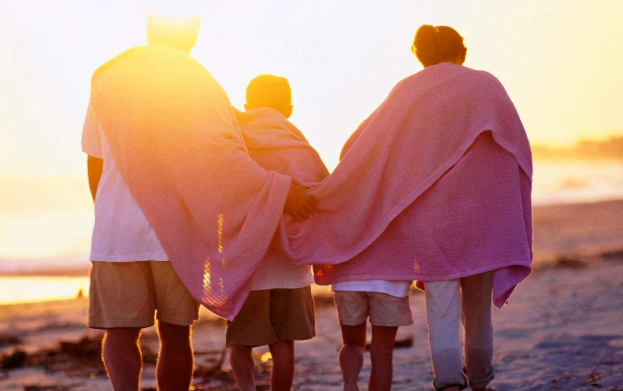 父母在,兄弟姐妹是一家,下句让人心里突然很难受,回不去了吗?