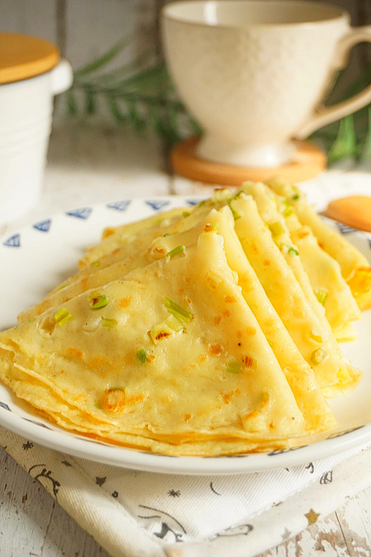 鸡蛋煎饼的面糊怎么调（教你做薄而不破的鸡蛋饼）