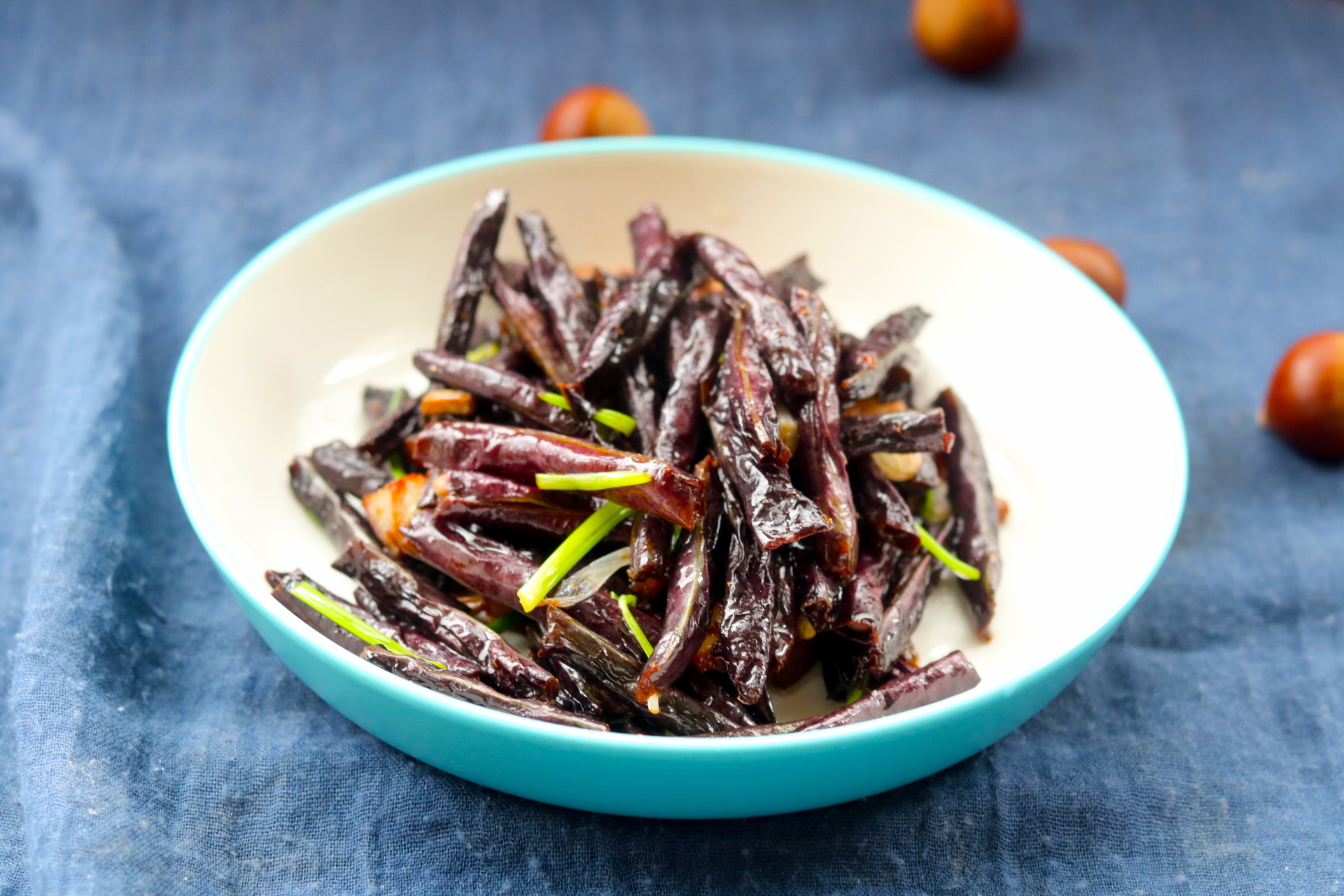 入秋后,红豆角2元1把,遇见抓紧吃,再不吃就下市了,焖肉特香