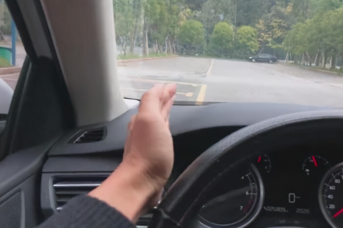 新手会车遇窄路，记住这2点，轻松判断车宽距