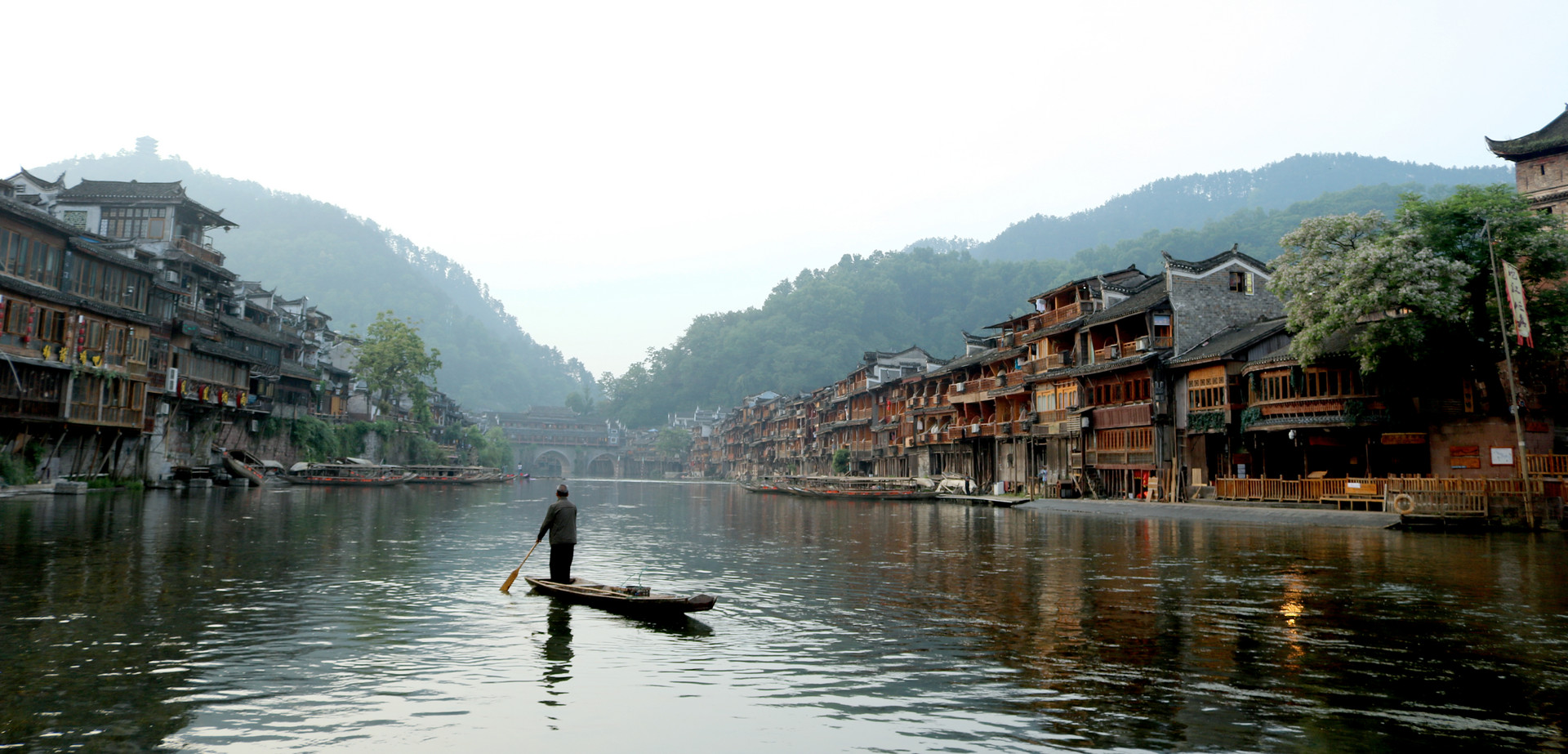 关于吊脚楼的文学记述,最为著名的当要说我国沈从文的文章《边城》.