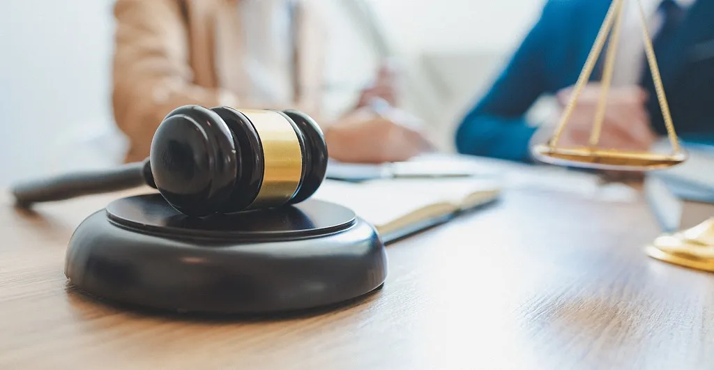 签订了固定综合单价合同，但施工中发现漏项，如何解决工程款争议