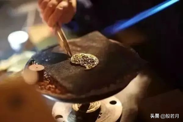 18000买的大牌金手镯，竟然是胶水粘的？