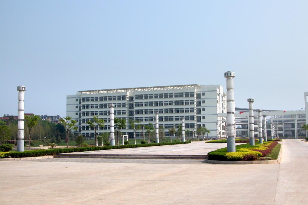 安徽工业大学，曾是两所学校 华东冶金学院和安徽商业专科学校