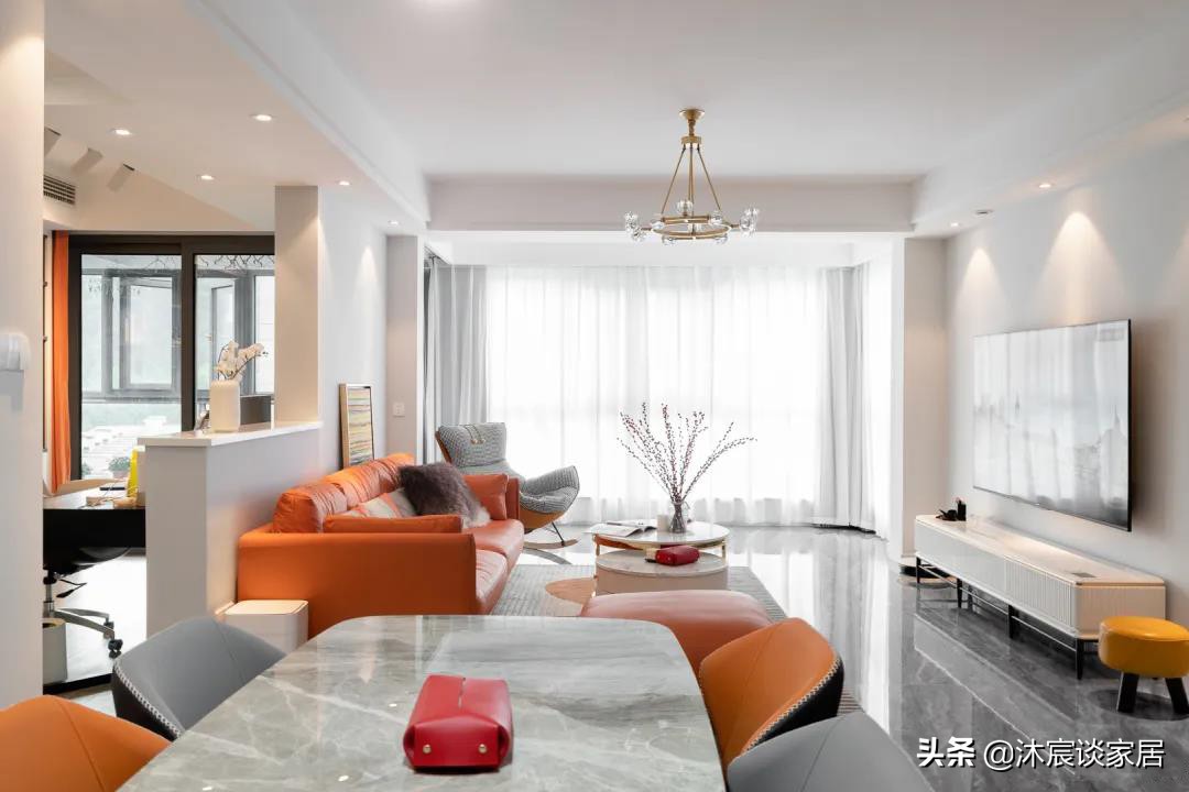 改变墨守成规的布置，她坚持把沙发背景改成矮墙，真是通透又美观