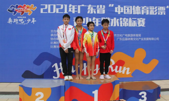 全红婵好忙！又飞回广东，第2次当颁奖嘉宾，比后辈们高出一头