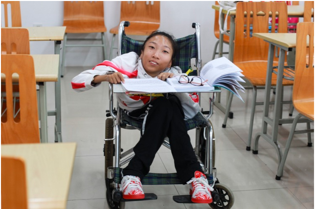 即使因非典而被限制在轮椅上，女孩仍热爱生活，以607分考入川外