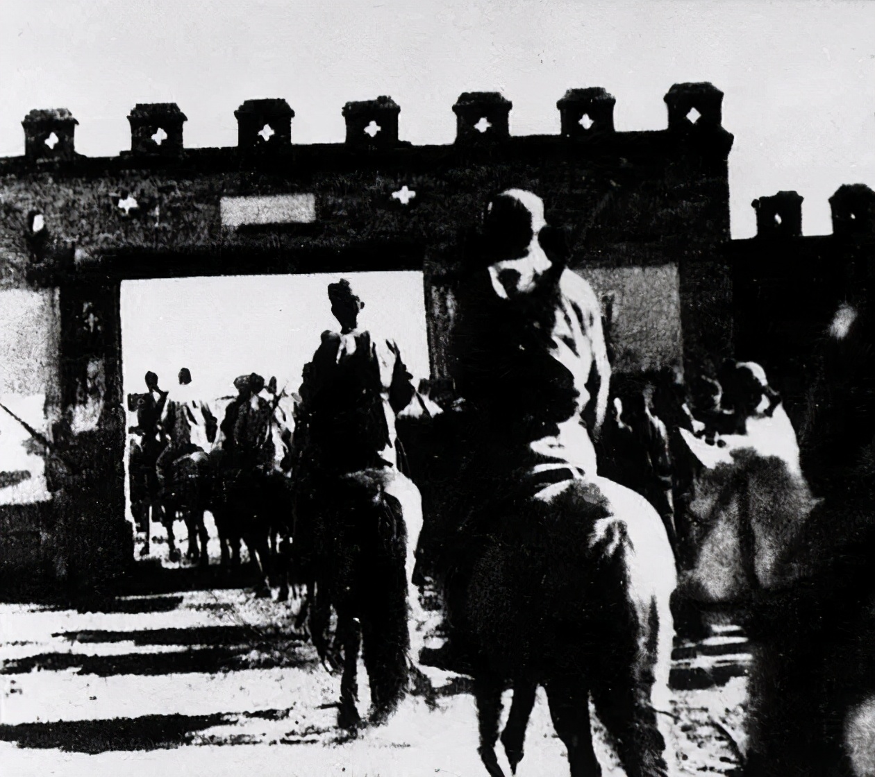 行刑前，吉鸿昌朝刽子手喝到：我死了也不能倒下，给我拿把椅子来