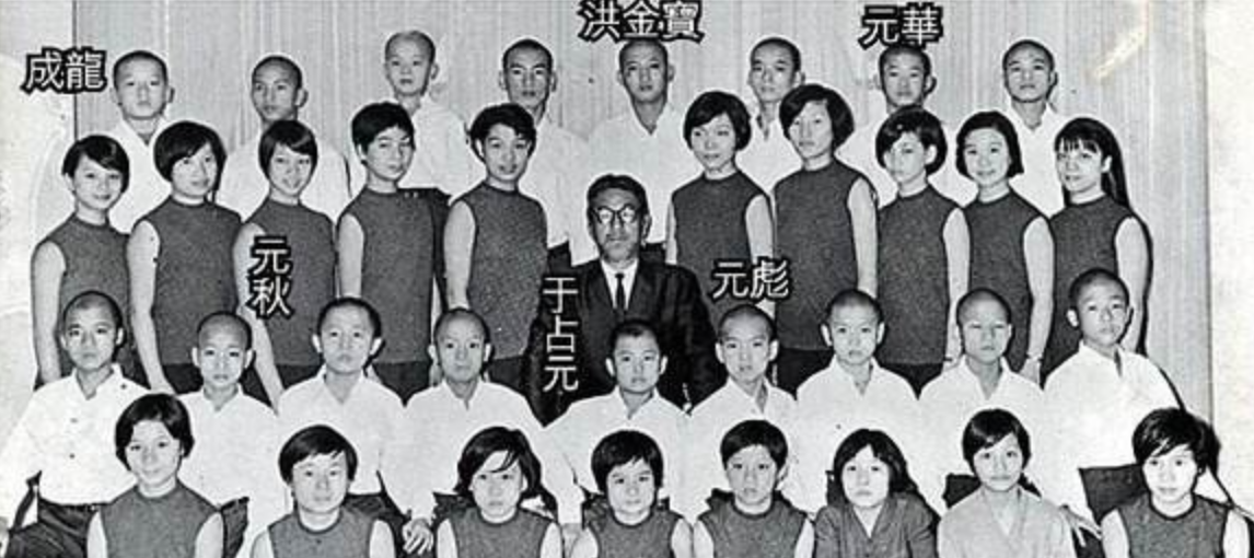 23年前，成龙为悼念恩师从21楼纵身一跃，跳出世界纪录震惊好莱坞