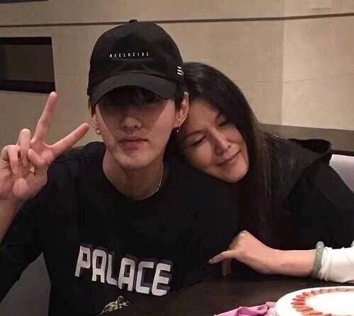 “顶流”吴亦凡：成名背后消失的“爸爸”