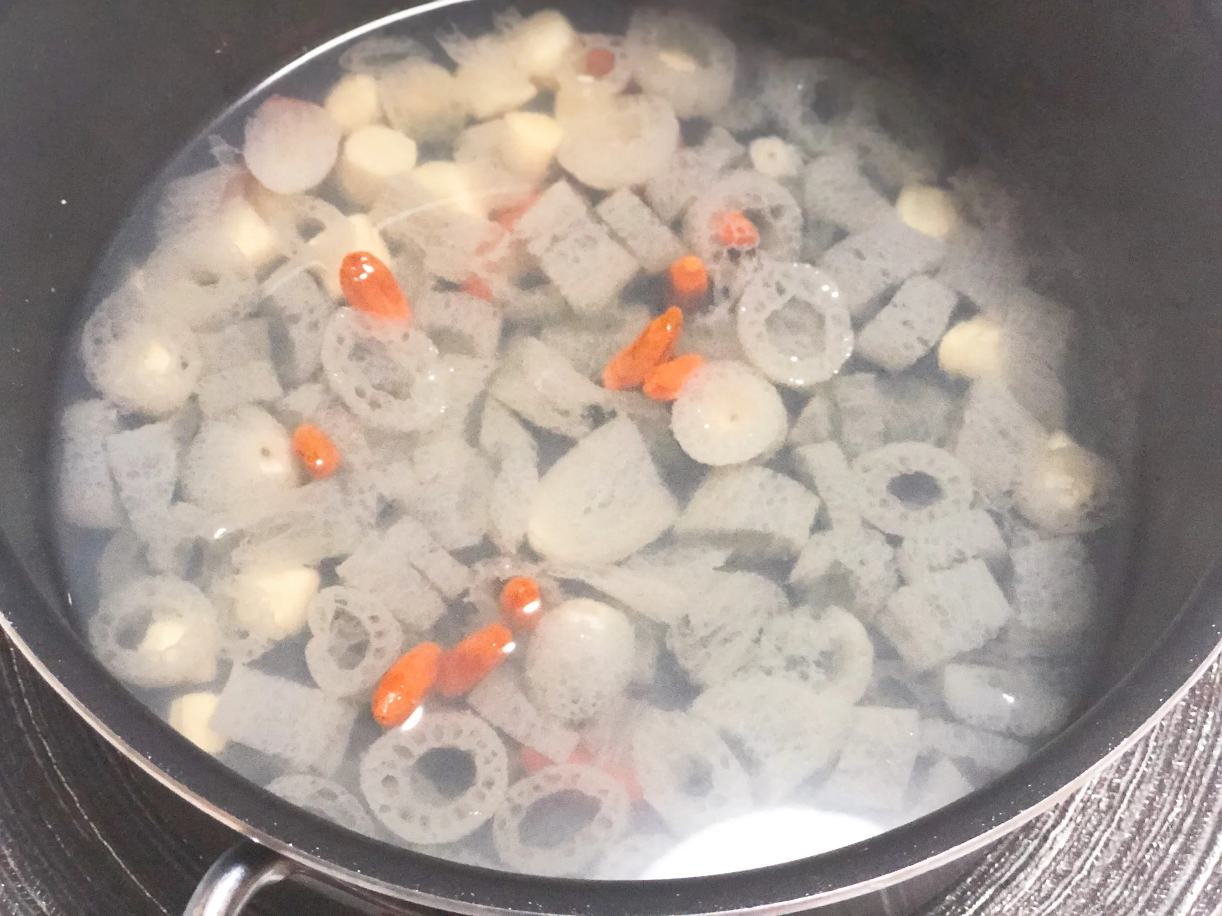 干贝竹荪汤，粤菜中的著名汤品，简单一炖，便可成就极致鲜味