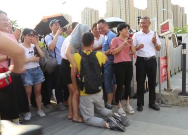 安徽一考生，考场外跪谢母亲，称“自感遗憾”，最后考了多少分？
