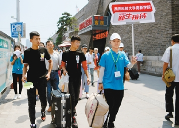 大一新生寝室标语走红，辅导员看后气笑，网友：00后人才果不其然