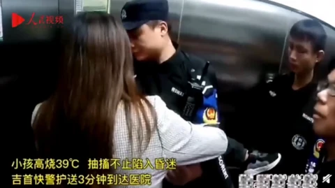 小孩高烧抽搐快警护送3分钟就医，高热惊厥，父母该如何处理？