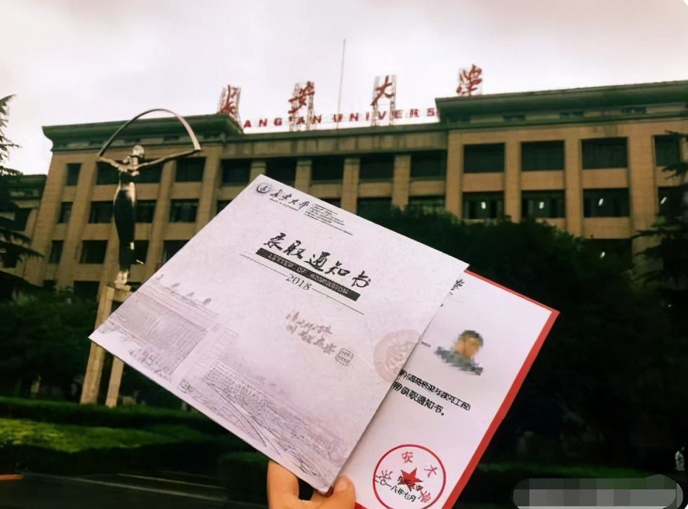 孩子考上211大学，妈妈朋友圈晒“录取通知书”，反而惹一肚子气