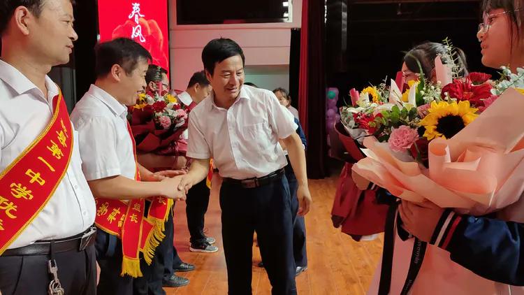 守望初心 最美绽放--乾县一中隆重庆祝第37个教师节