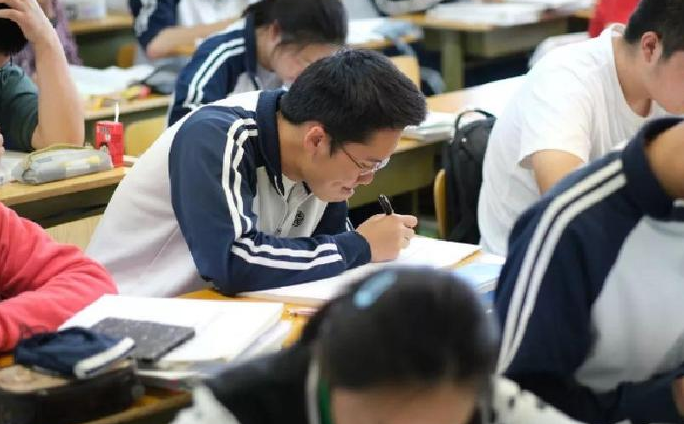 “高考700分和现金700万，你会选哪个？”00后大学生答案出奇一致