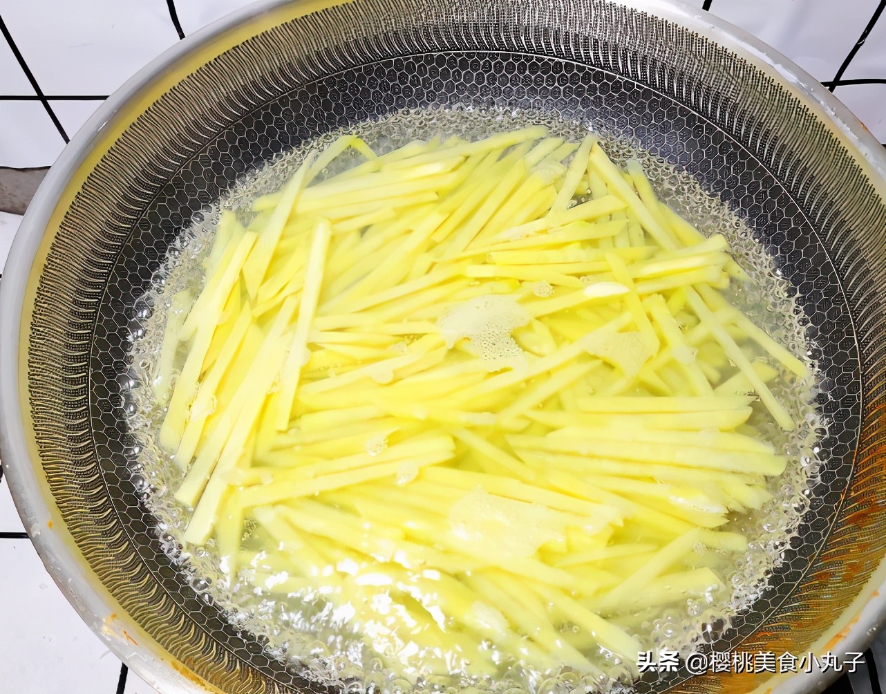这才是炸薯条的正确做法，金黄诱人，酥脆可口，比肯德基的还好吃